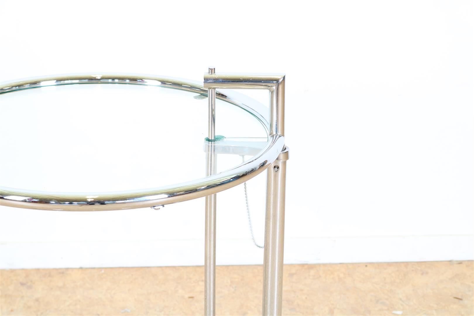 Chrome-plated side table with glass top, design after Eileen Gray model Adjustable table E1027, 63 x - Image 2 of 3