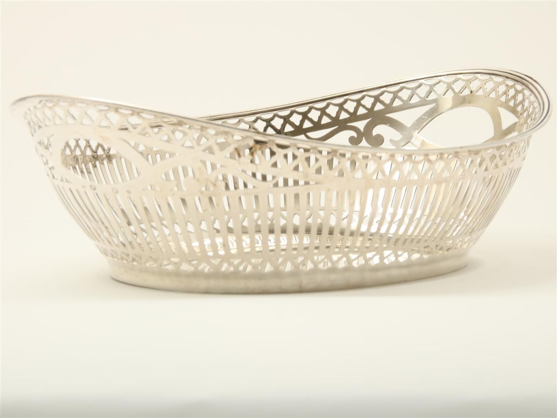 Openwork silver bread basket with bar motif, grade 835/000, maker's mark: "APz3", Fa. A. Pressburg & - Image 2 of 4