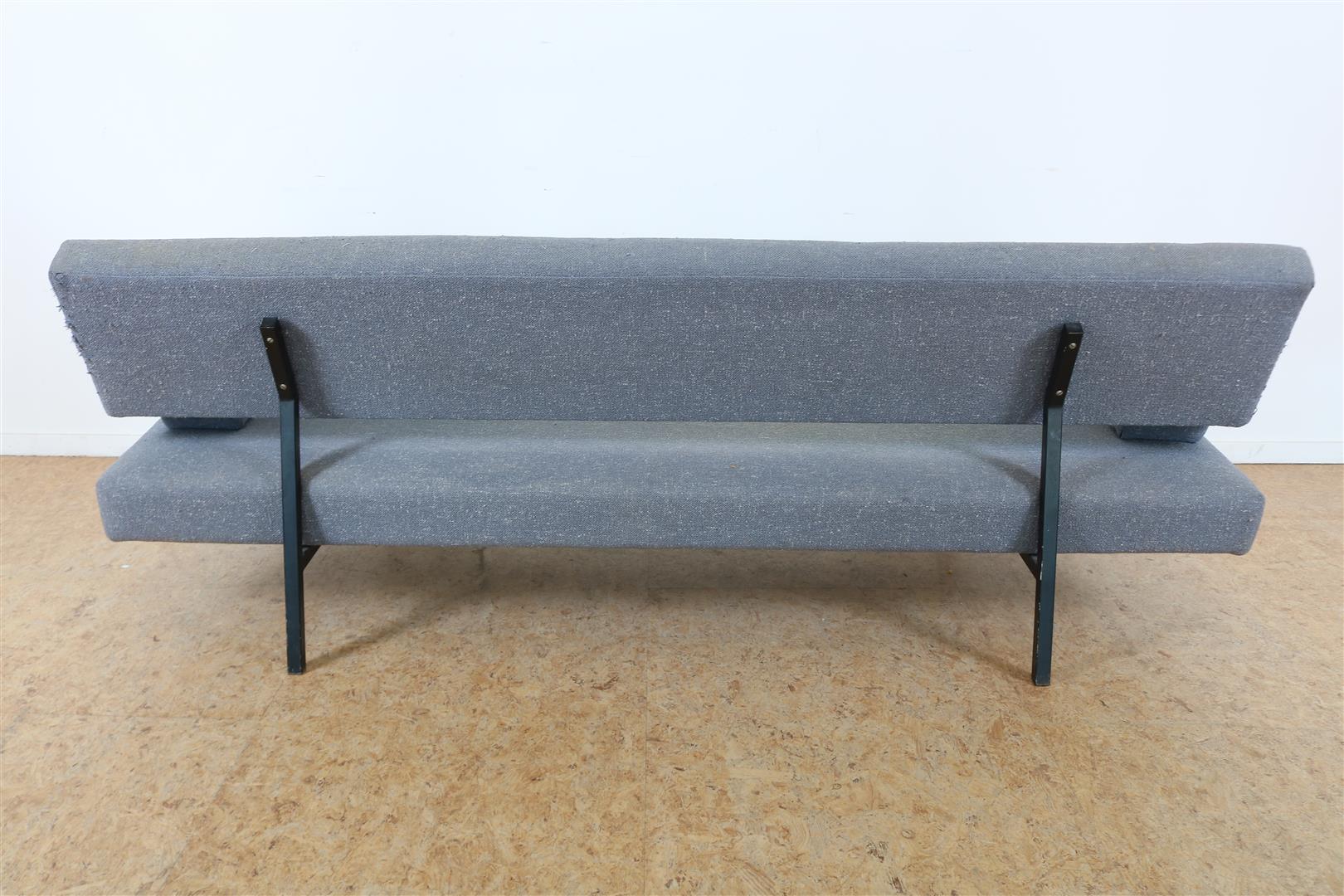 Designer sofa bed with gray wool upholstery and 2 loose cushions on a black base, Martin Visser, - Image 4 of 8