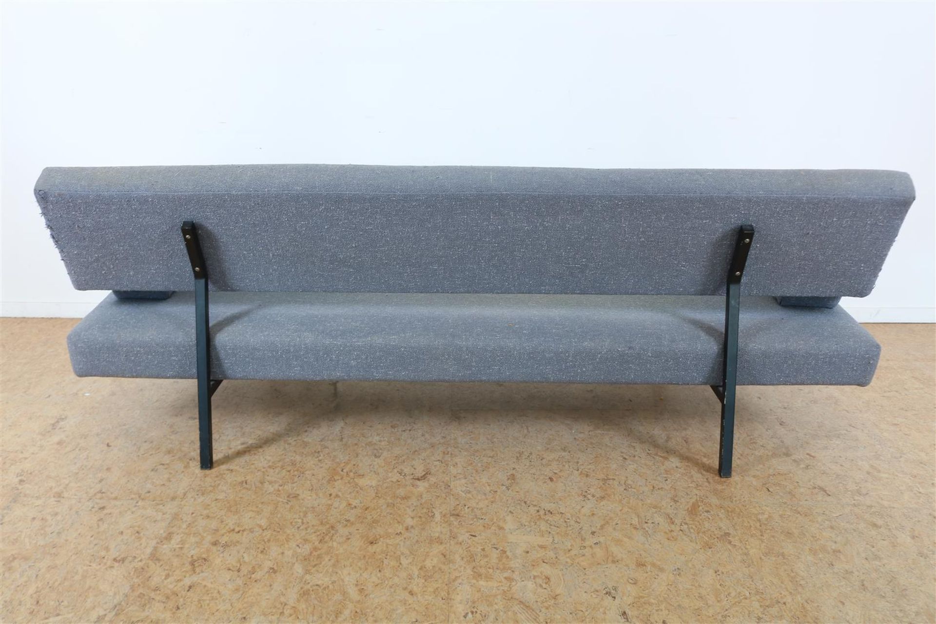 Designer sofa bed with gray wool upholstery and 2 loose cushions on a black base, Martin Visser, - Image 4 of 8