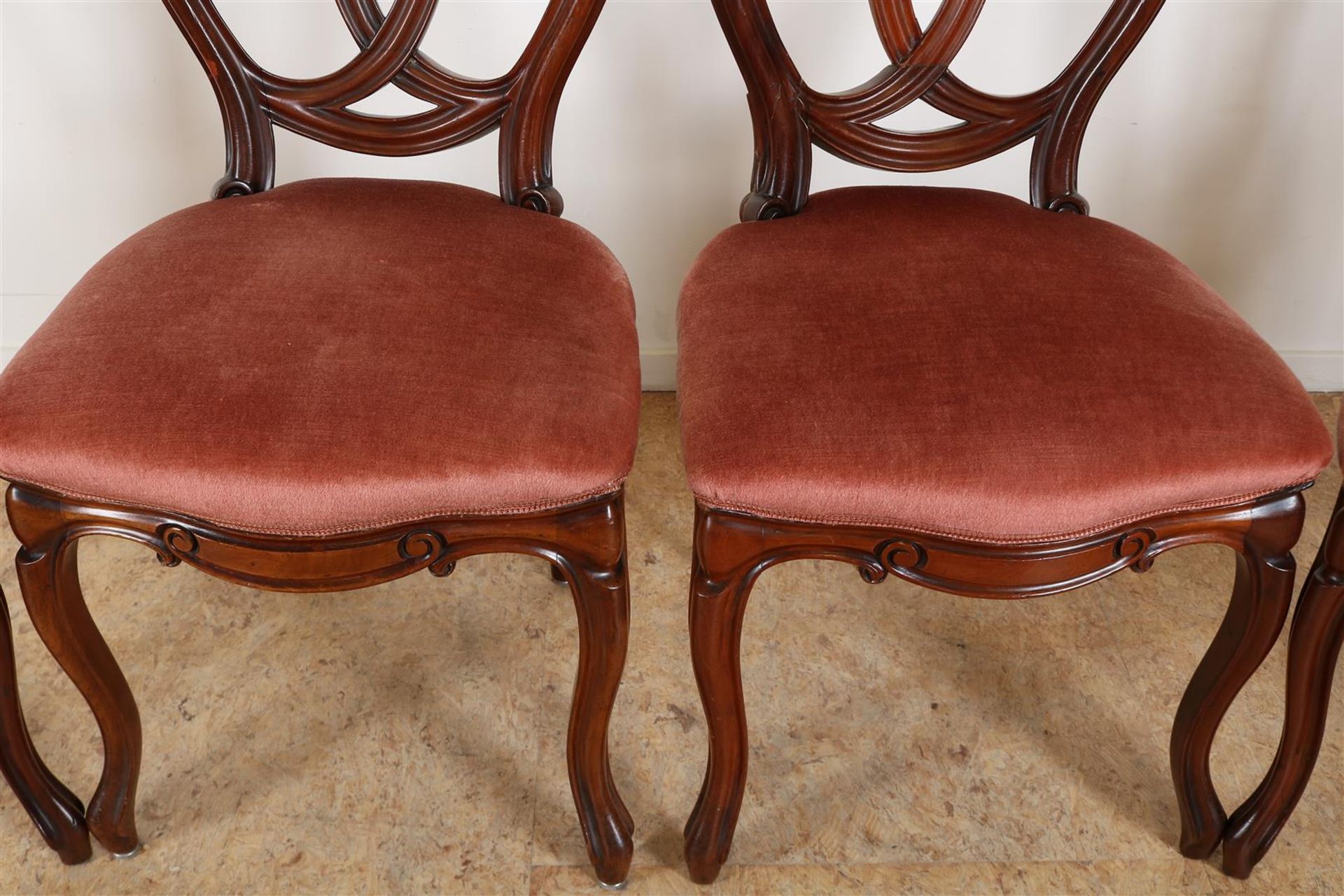 Set of 5 oak pretzel chairs with pink velvet, early 20th century. - Image 3 of 5