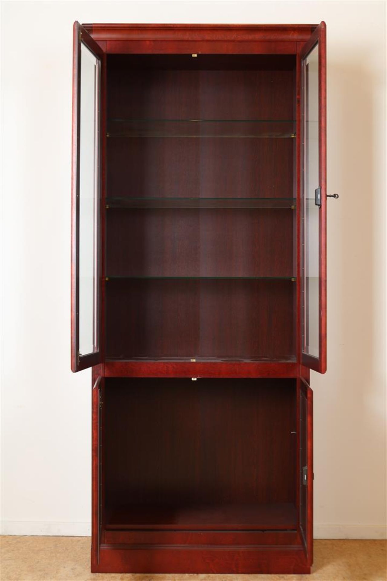 Oak veneered modern display cabinet with 3 glass plates, 2 facet cut doors and 2 panel doors, 201 - Image 2 of 3