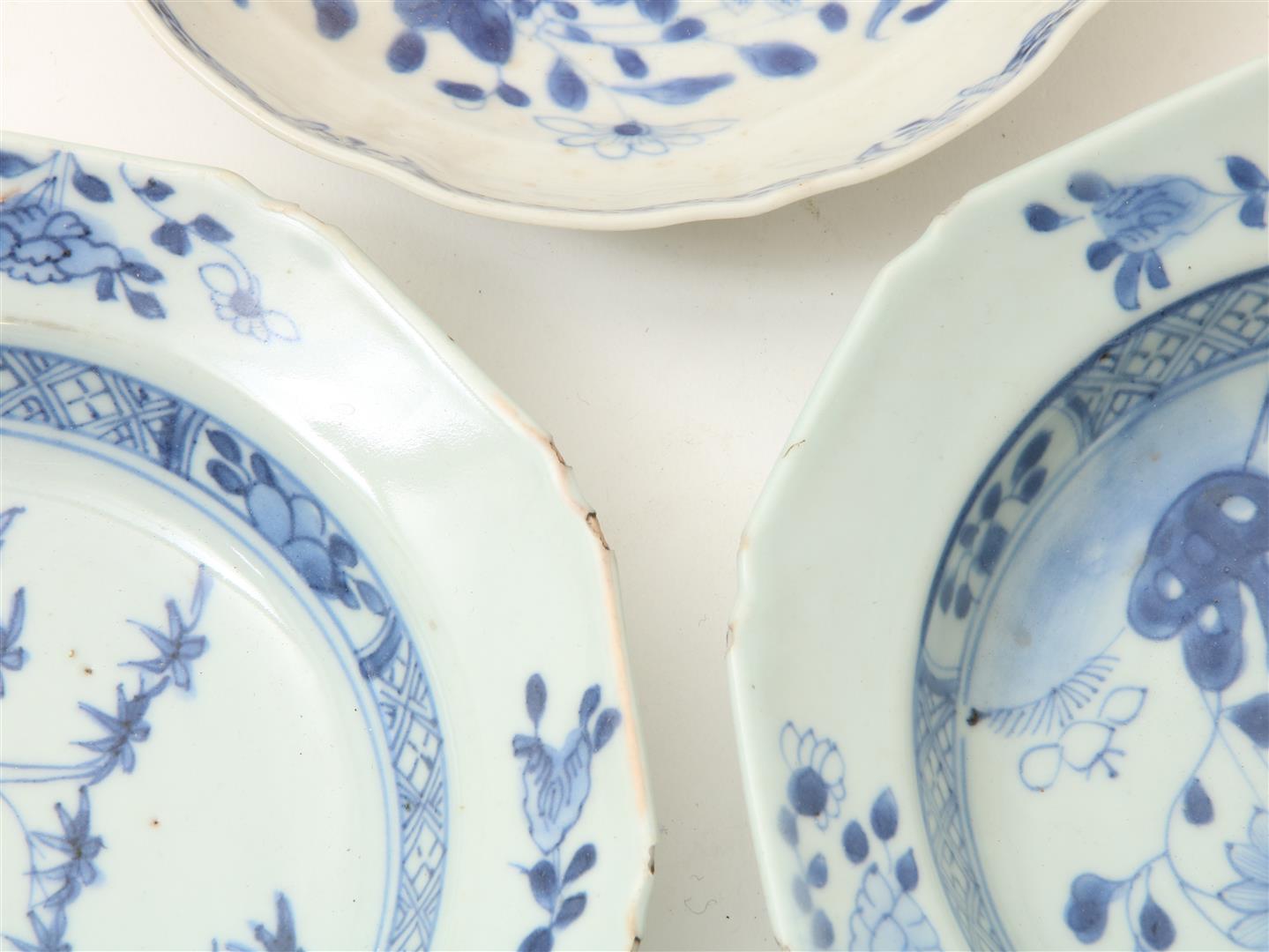 Lot of 2 porcelain 10-sided plates (frittings) and a blue bowl decorated with flowers, Yongzheng - Image 2 of 3