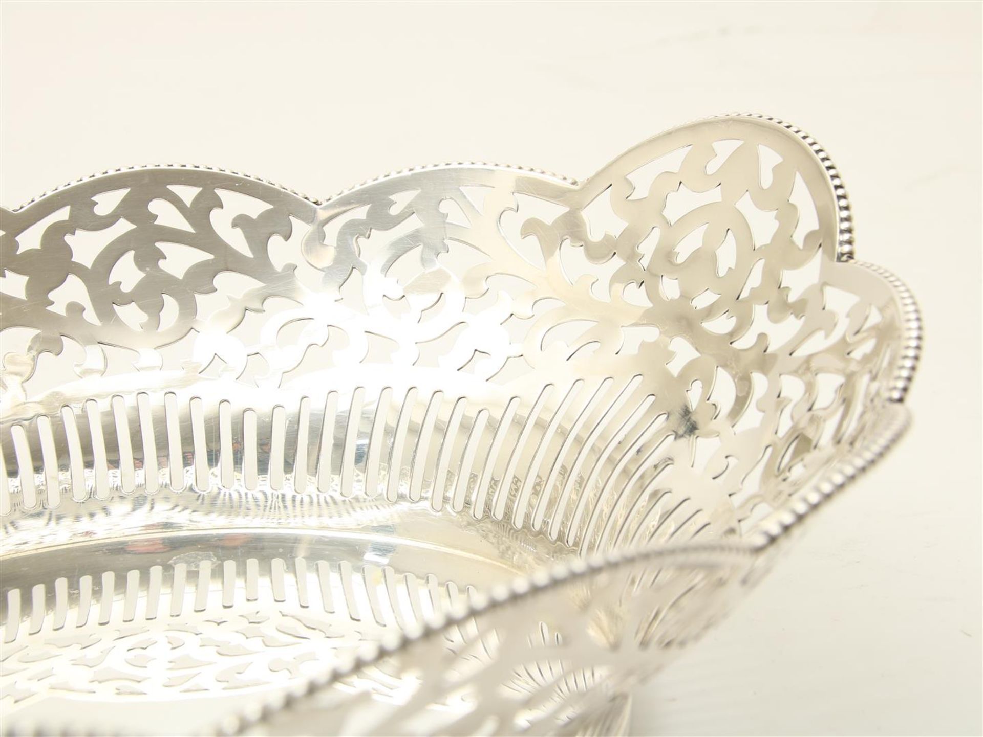 Openwork silver bread basket with curl and bar motif, trimmed with pearl edge, grade 835/000, - Image 3 of 5