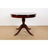 Mahogany Regency-style side table on turned leg, ending in 4-sprung, 77 x 98 x 100 cm. (intermediate