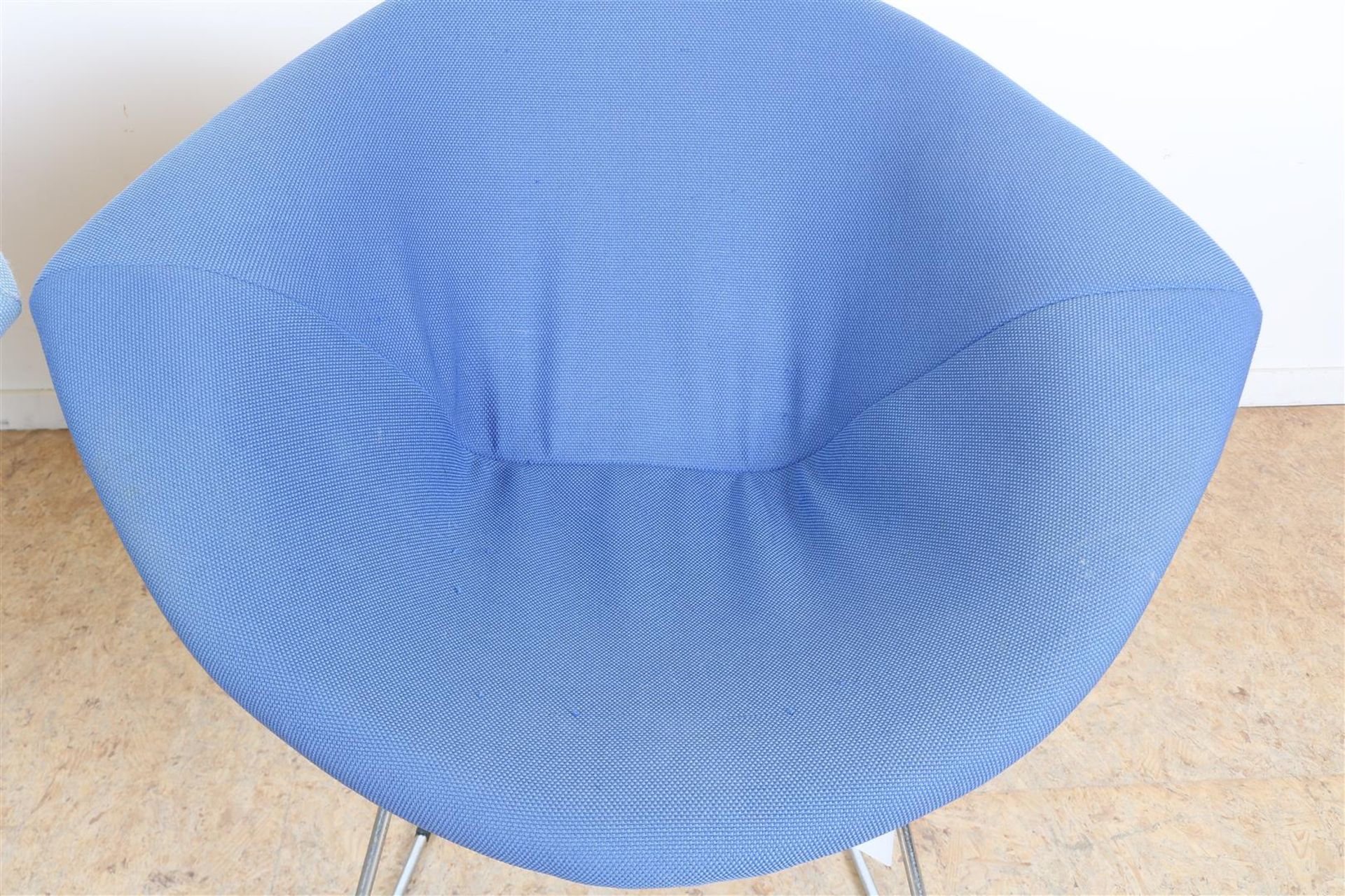Set of wire steel design chairs with blue upholstery, designed in 1952 by Harry Bertoia for Knoll. - Image 4 of 5