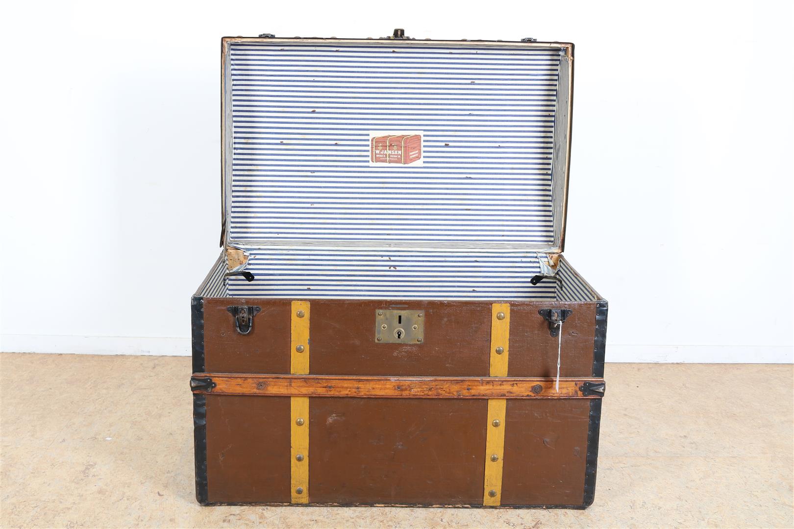 Jutte-covered trunk with wooden and iron straps, 62 x 85 x 52 cm. (handles broken) - Image 2 of 5