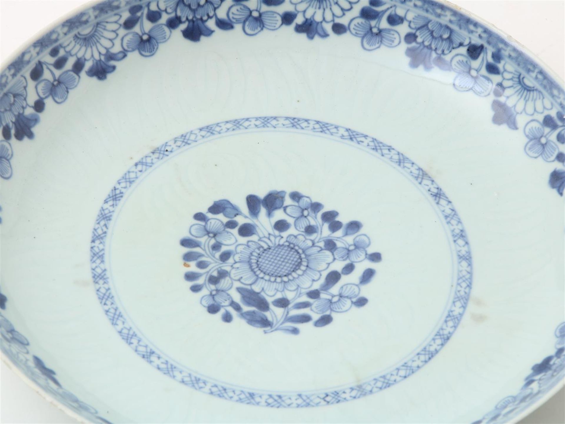 Set of Qianlong dishes decorated with flowers, diameter: 29 cm. (chip and hairline) - Image 5 of 9
