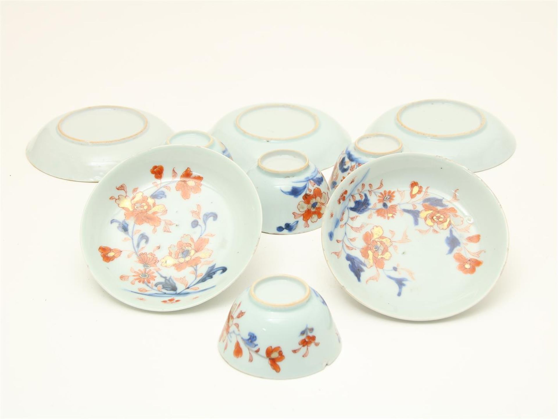Series of 5 porcelain Qianlong cups and saucers and a saucer with Imari decor, China 18th - Image 3 of 8