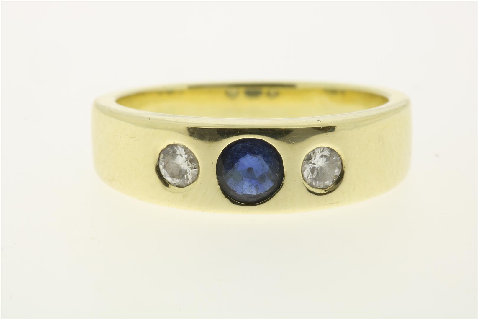 Yellow gold ring with diamond, brilliant cut and sapphire, grade 585/000, gross weight 4.9 grams.