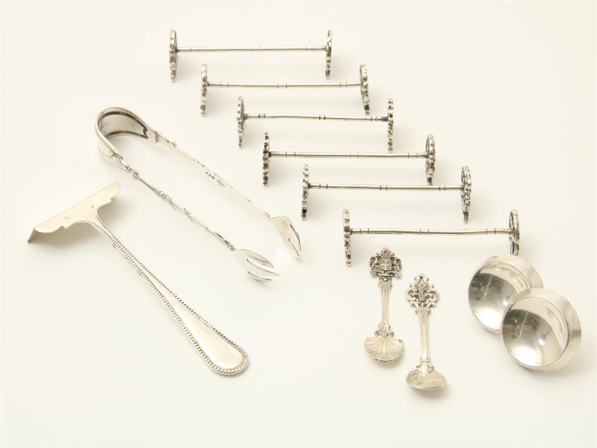 Lot of various silver, consisting of sugar cube tongs, cheese thumbs, Djokja knife rests, salt