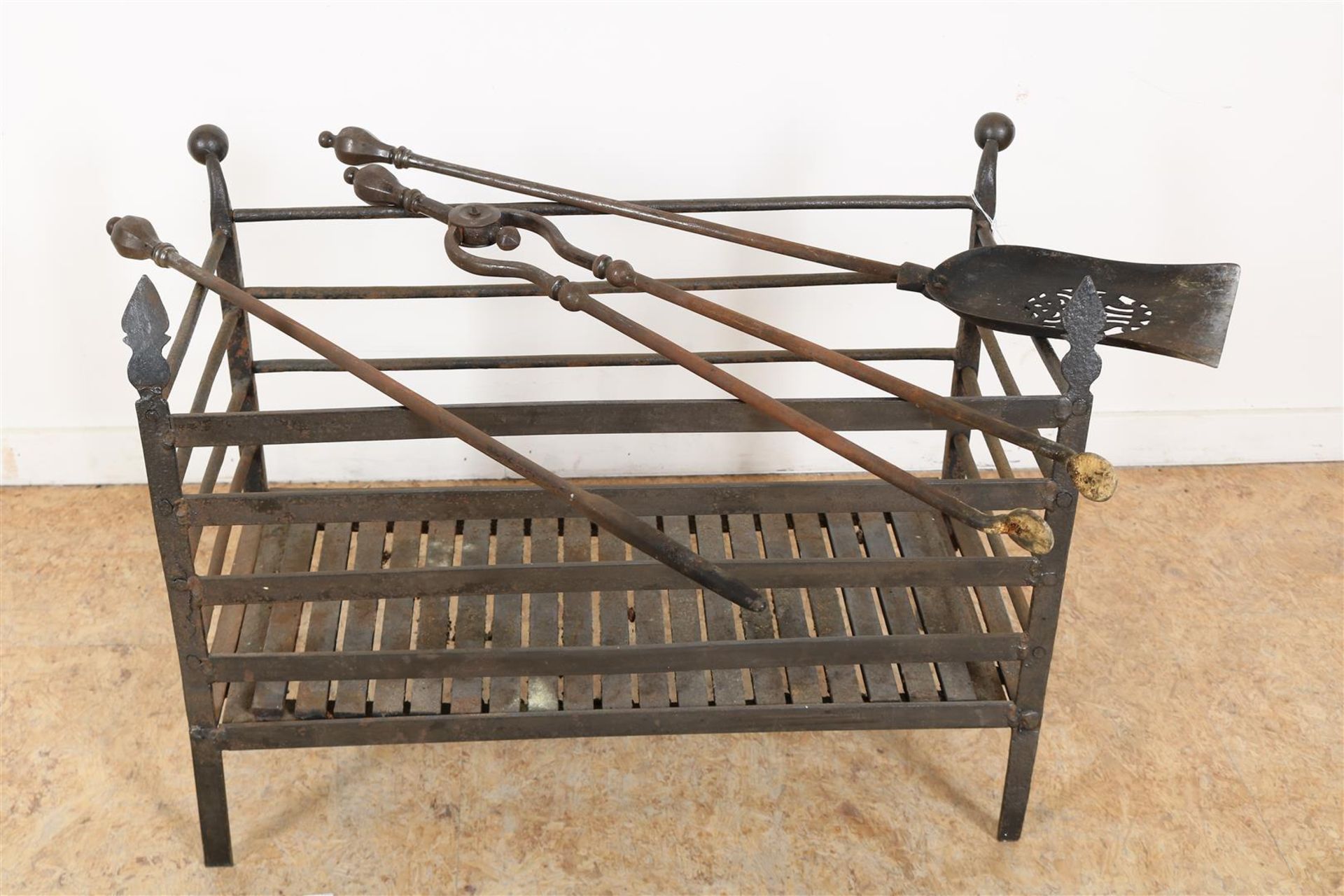 Wrought iron fireplace grate with 3 piece fireplace set, including shovel and tongs, 45 x 57 x 29 - Image 2 of 4