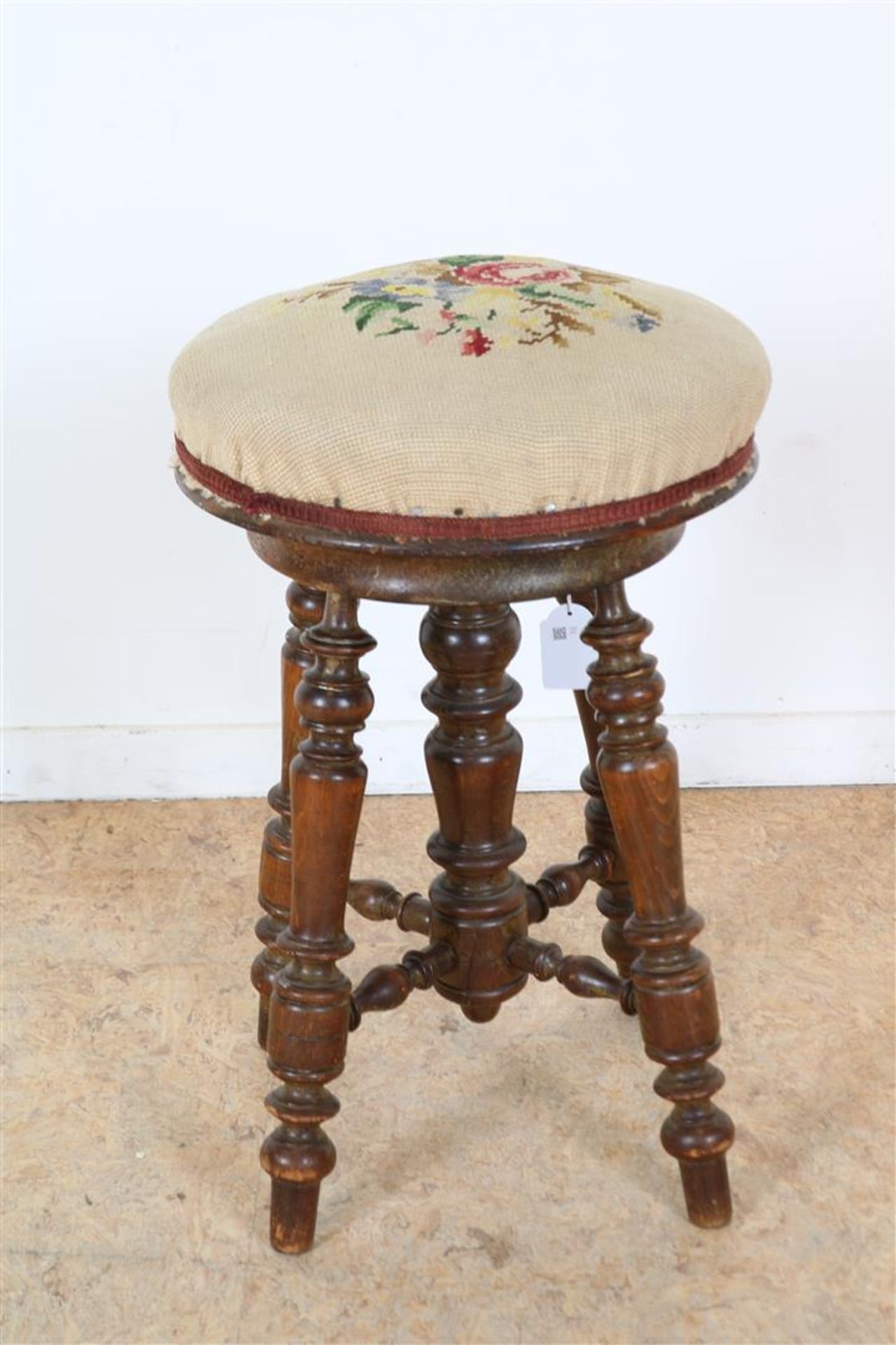 wooden painostool