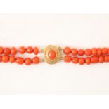 Red coral 2-way necklace with a round gold clasp set with red coral, l.46 cm.