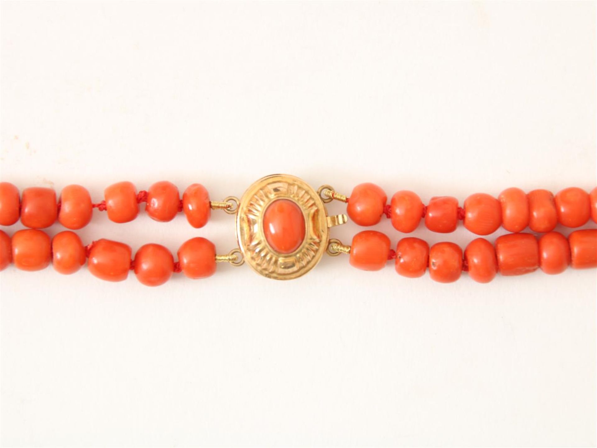 Red coral 2-way necklace with a round gold clasp set with red coral, l.46 cm.
