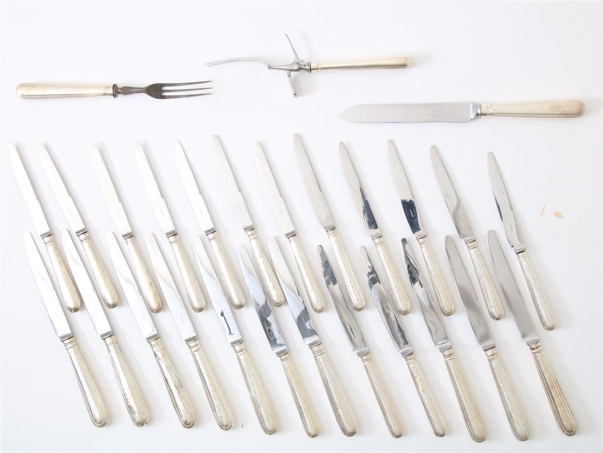 Lot with 11 small and 11 large knives with partly silver ribbed handles, with pre-cut cutlery, - Image 2 of 4