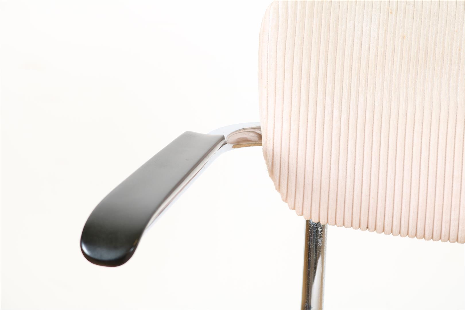 Chrome-plated design armchair with welded back support and bakelite armrests, design Gispen model - Image 5 of 5