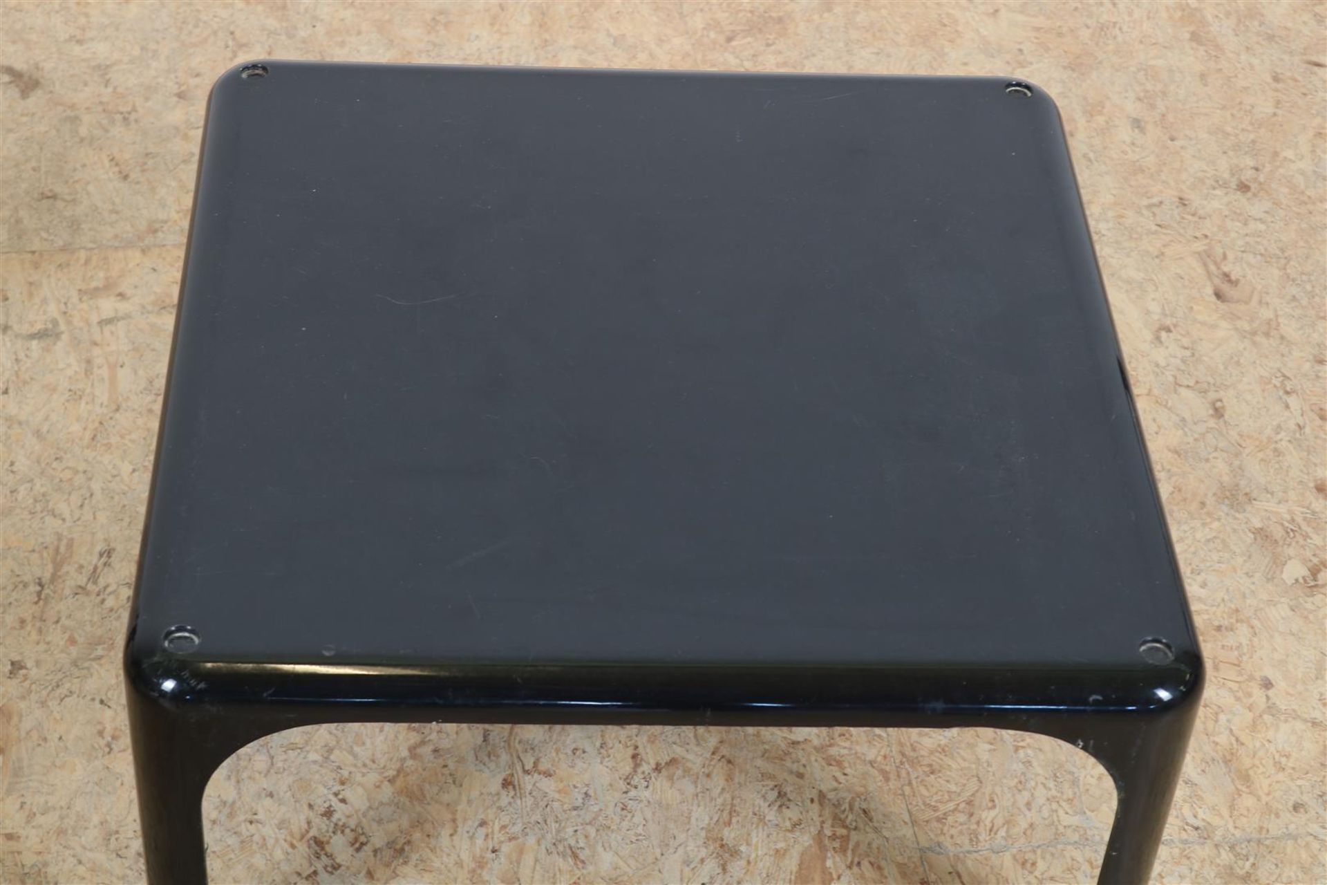 Series of 3 black plastic stackable design side tables, designer Vico Magistretti for Artemide, - Image 2 of 4