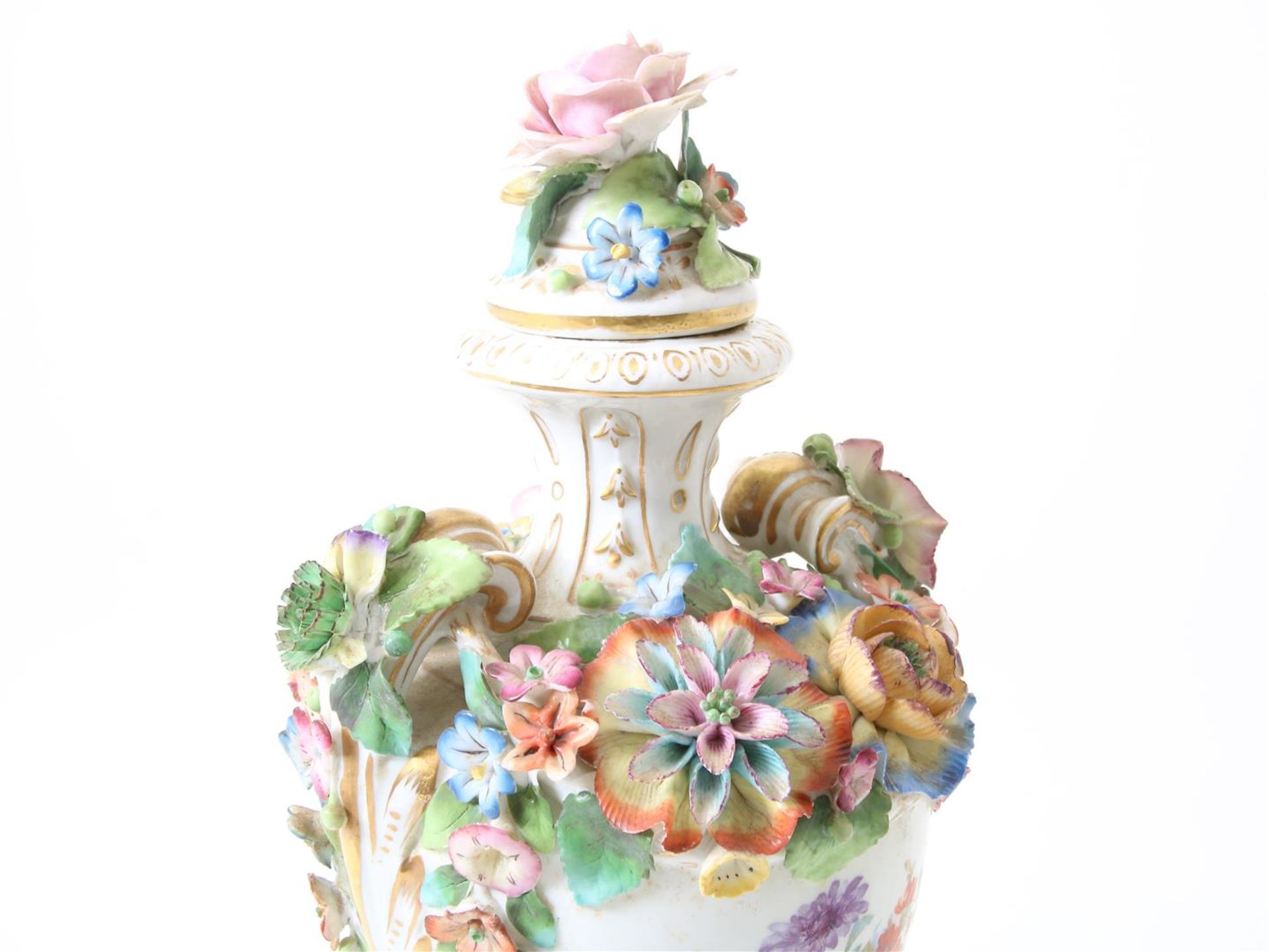 Lot of a porcelain decorative vase with decor of a romantic scene and relief of flowers, marked on - Image 2 of 4
