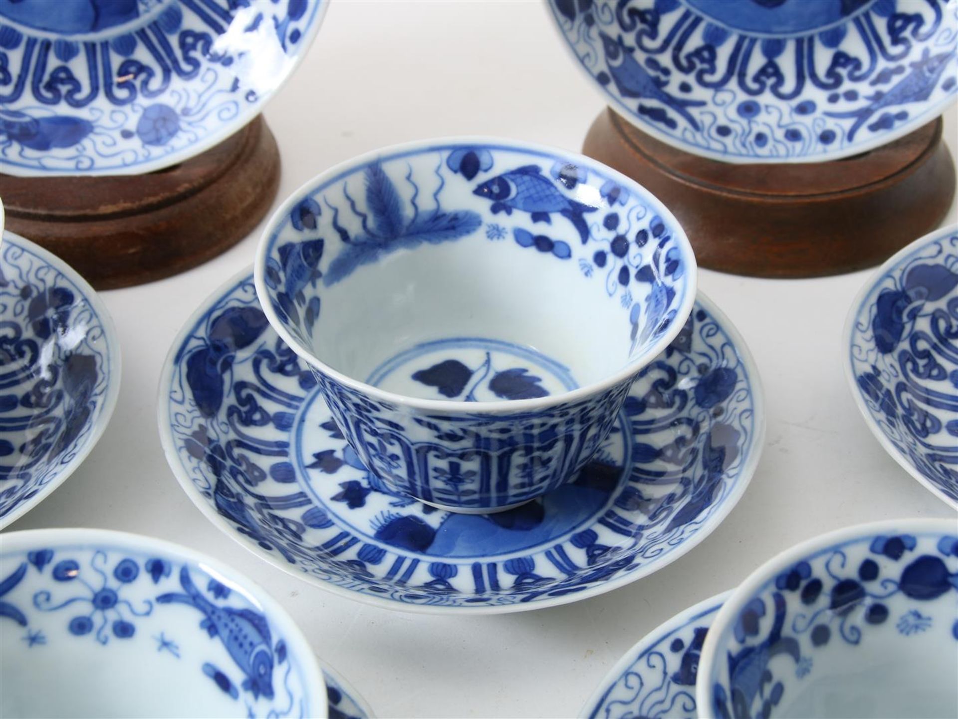 Lot of 12 porcelain cups and 11 saucers decorated in blue with perch and butterfly decor, China - Image 5 of 19