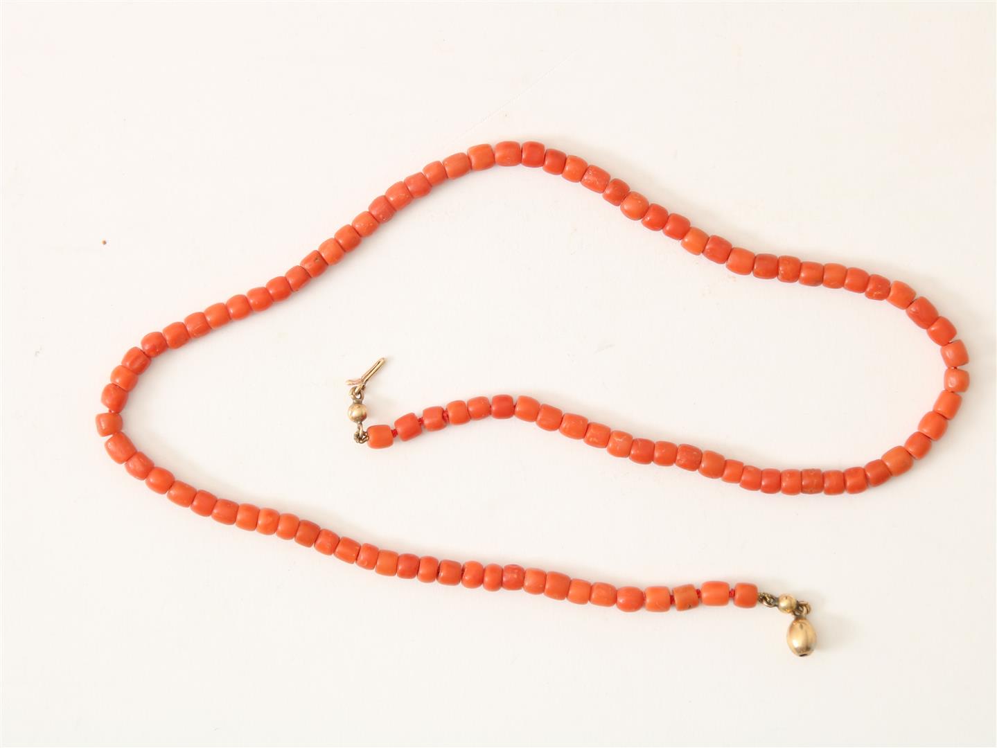 Red coral necklace on gold barrel clasp, l. 50 cm. - Image 2 of 3
