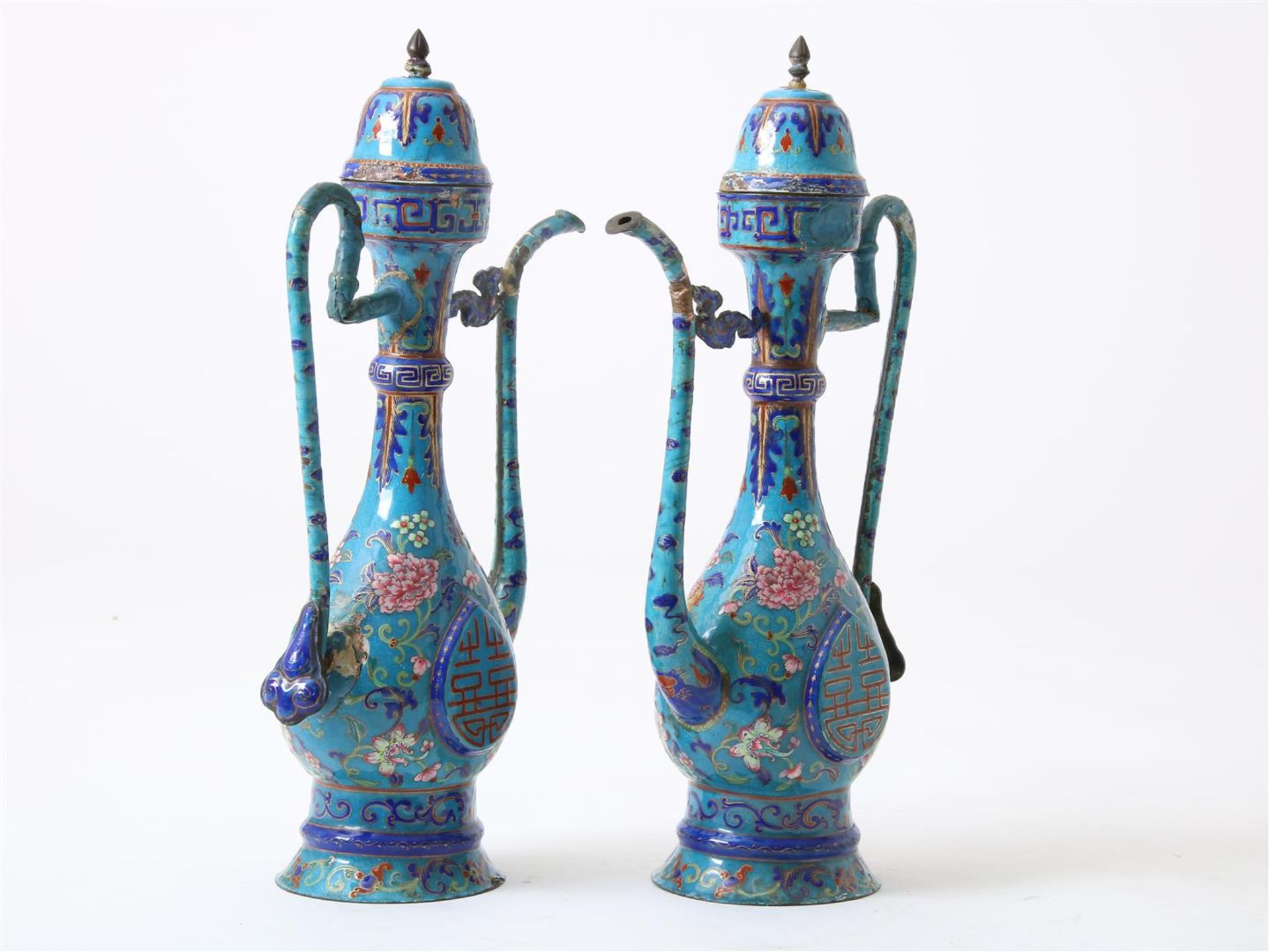 Set of Canton enamel Qianlong jugs for the Islamic market, China 18 eeuw (both damaged), height 35