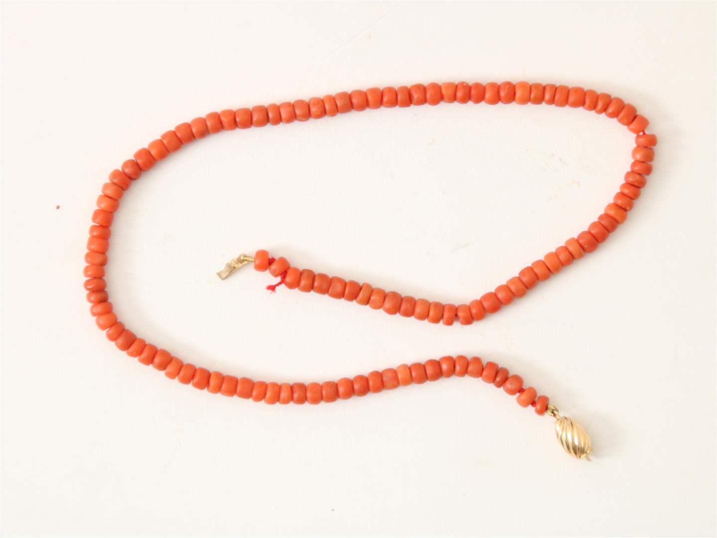 Red coral necklace on gold clasp 585/000, length 38 cm. - Image 2 of 3