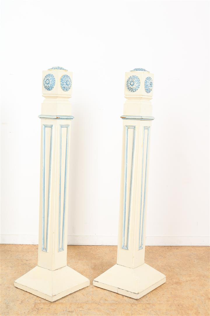 Set of white-painted decorative pillars with carved rosettes, height 100 cm.