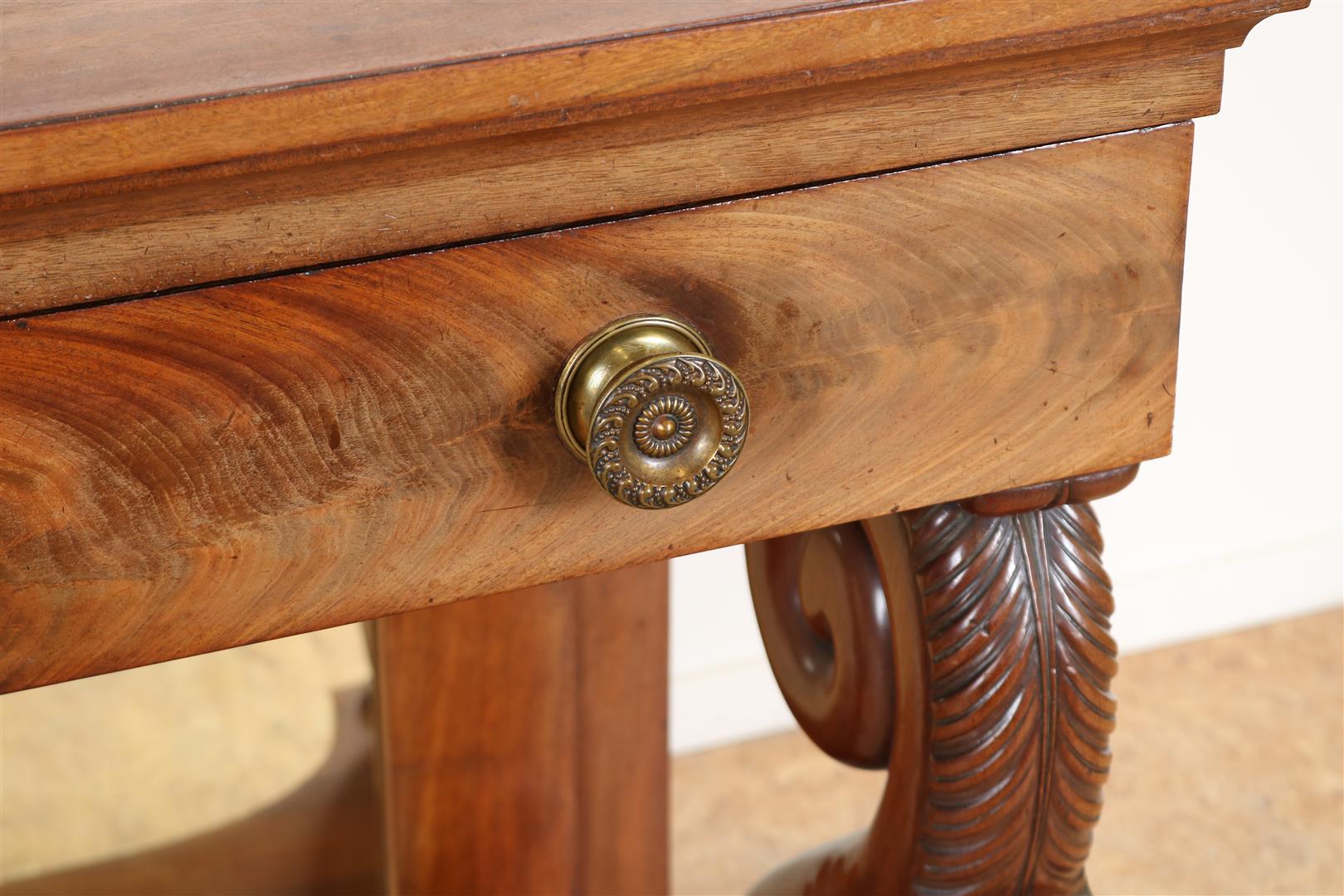 Mahogany Empire trumeau with plinth drawer on volutes with carved acanthus leaves, 2 side leaves and - Image 3 of 8