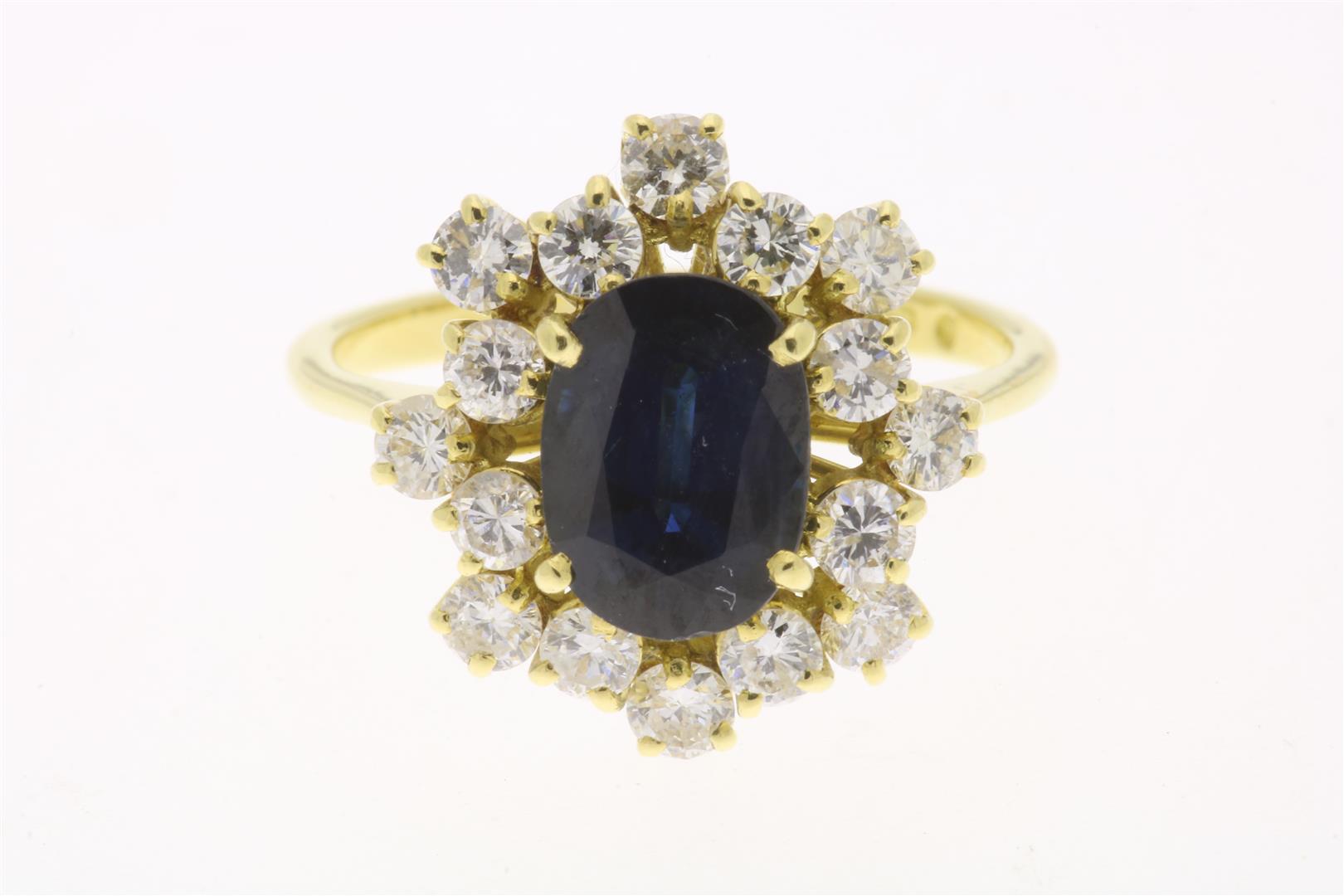 Yellow gold entourage ring set with sapphire and diamond, brilliant cut, approx. 0.96 ct., F/G, VS/