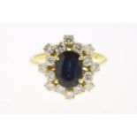 Yellow gold entourage ring set with sapphire and diamond, brilliant cut, approx. 0.96 ct., F/G, VS/