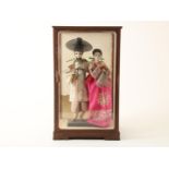 Set of Japanese lacquer dolls, man and woman in glass case, Japan 1970s, 56 x 33 x 30 cm.
