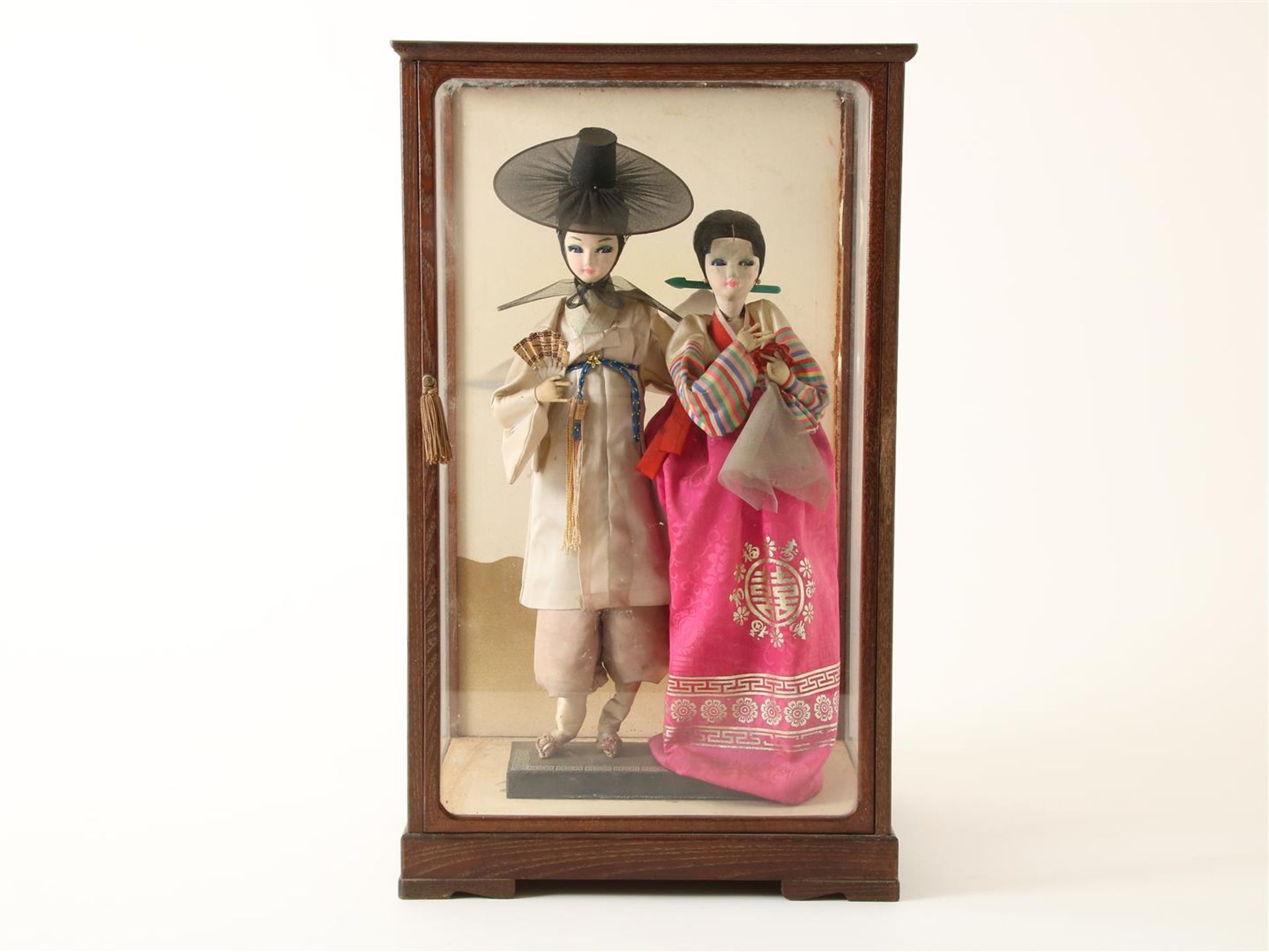 Set of Japanese lacquer dolls, man and woman in glass case, Japan 1970s, 56 x 33 x 30 cm.