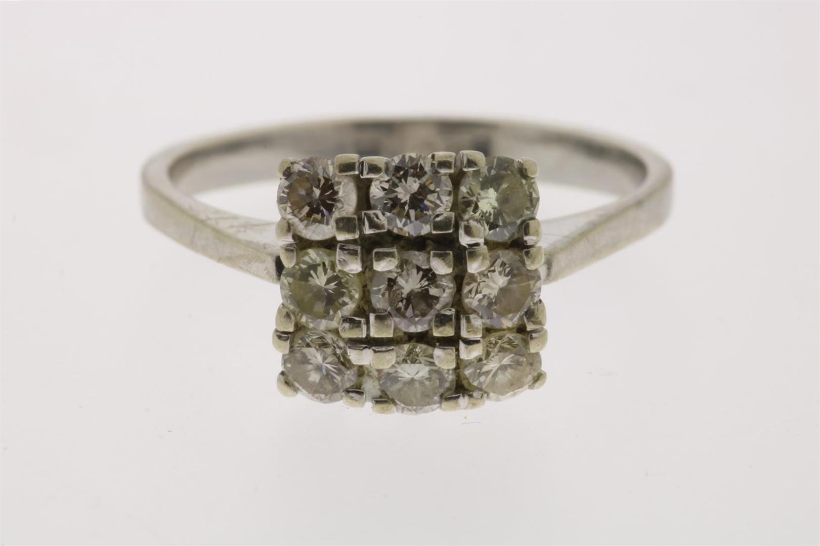 White gold ring with raised shoulders, set with 9 brilliant cut diamonds, square set, grade 585/000,