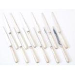 Lot with 11 small and 11 large knives with partly silver ribbed handles, with pre-cut cutlery,