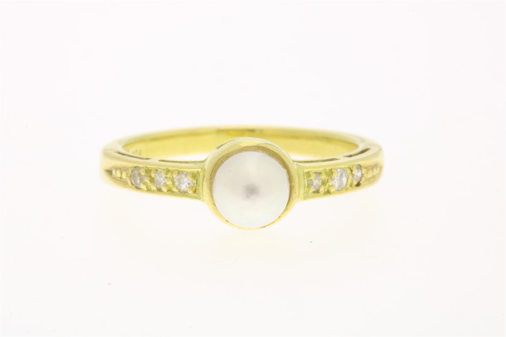 Yellow gold solitaire pavé ring set with pearl and diamond, brilliant cut, approximately 0.06 ct.,