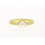 Yellow gold solitaire pavé ring set with pearl and diamond, brilliant cut, approximately 0.06 ct.,