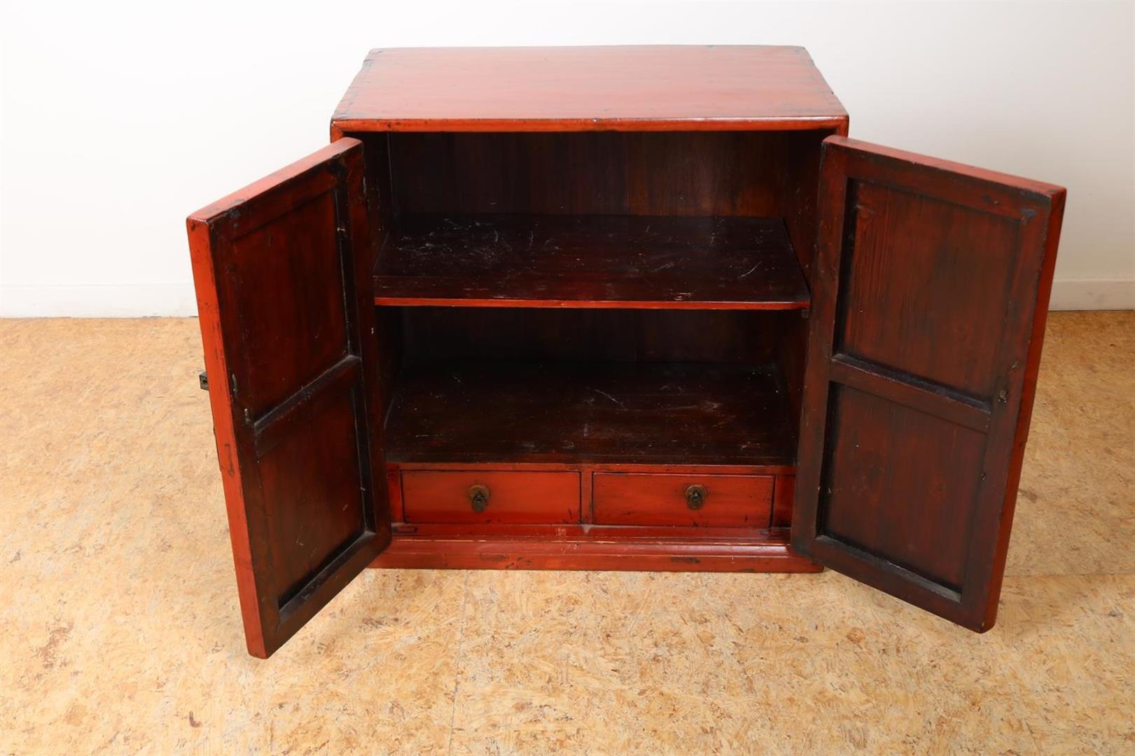 Red lacquer elm wood carrying cabinet with decor of gilded butterflies (called "Miao Jin") with 2 - Image 4 of 4
