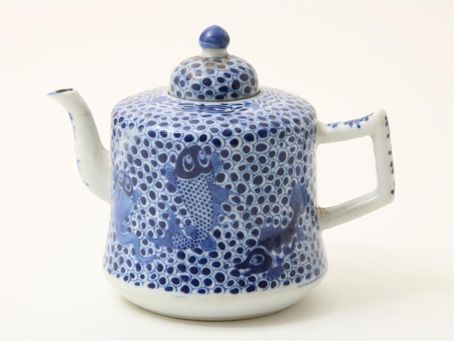 A porcelain teapot, China 19th century 
