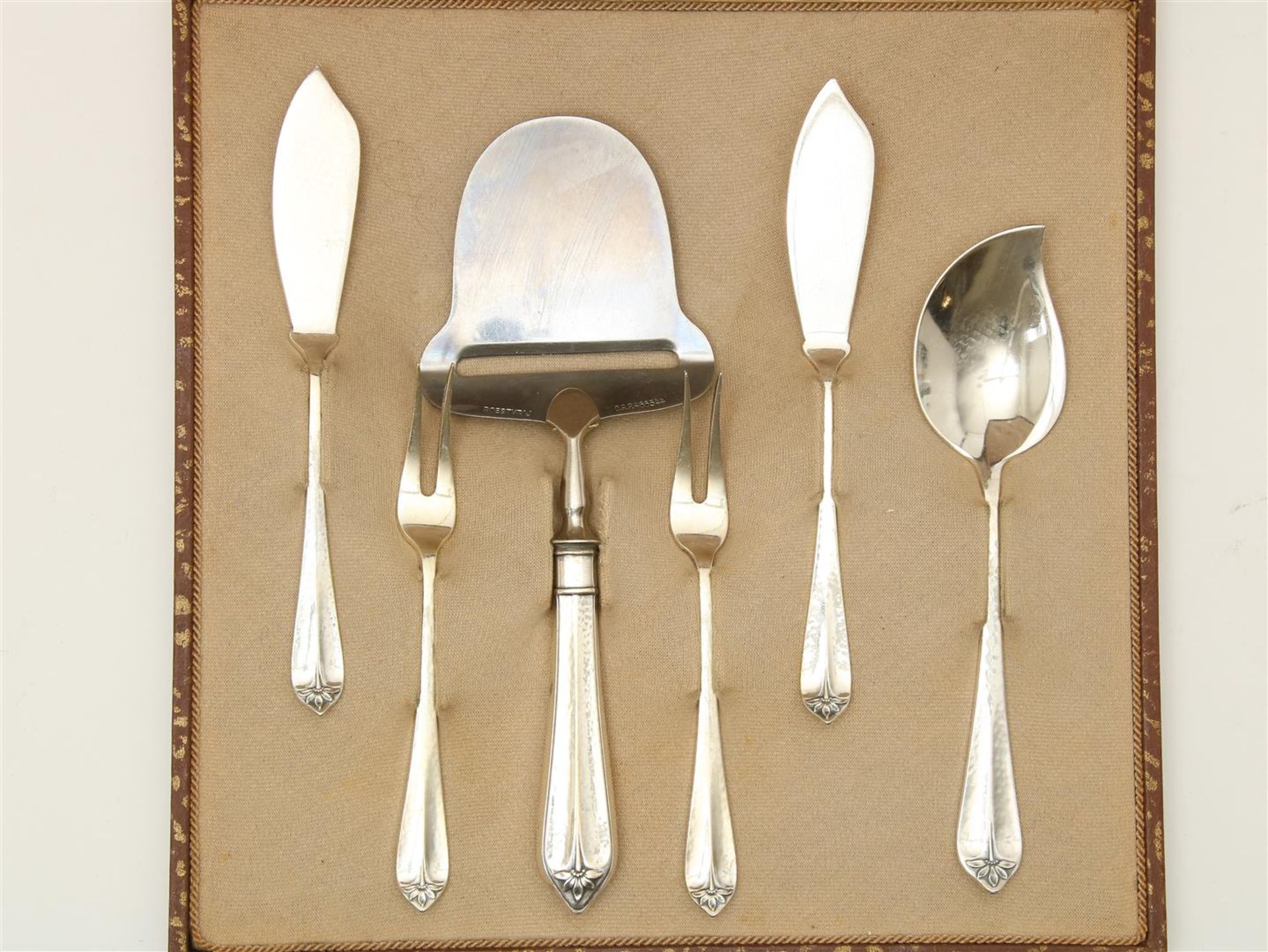 Silver breakfast set in cassette, decorated with flower decor and hammer, consisting of cheese - Image 2 of 4