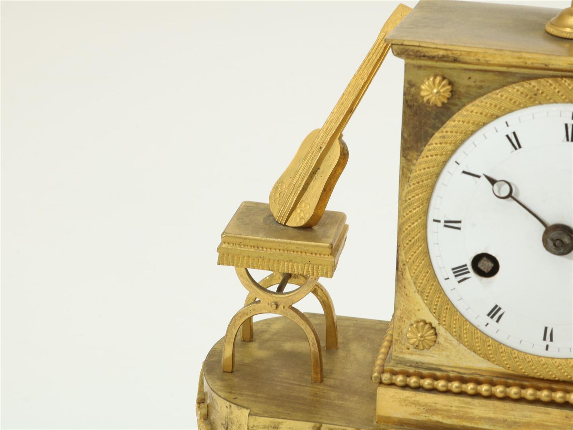 Fire-gilt Empire mantel clock with musician and sheet music, with running and percussion - Image 4 of 7