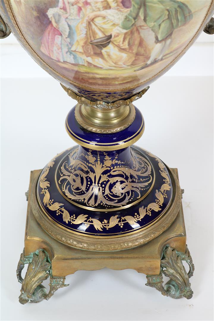 Porcelain Sevres urn vase with fixed lid, double painted decor of romantic scene of figures in - Image 5 of 8