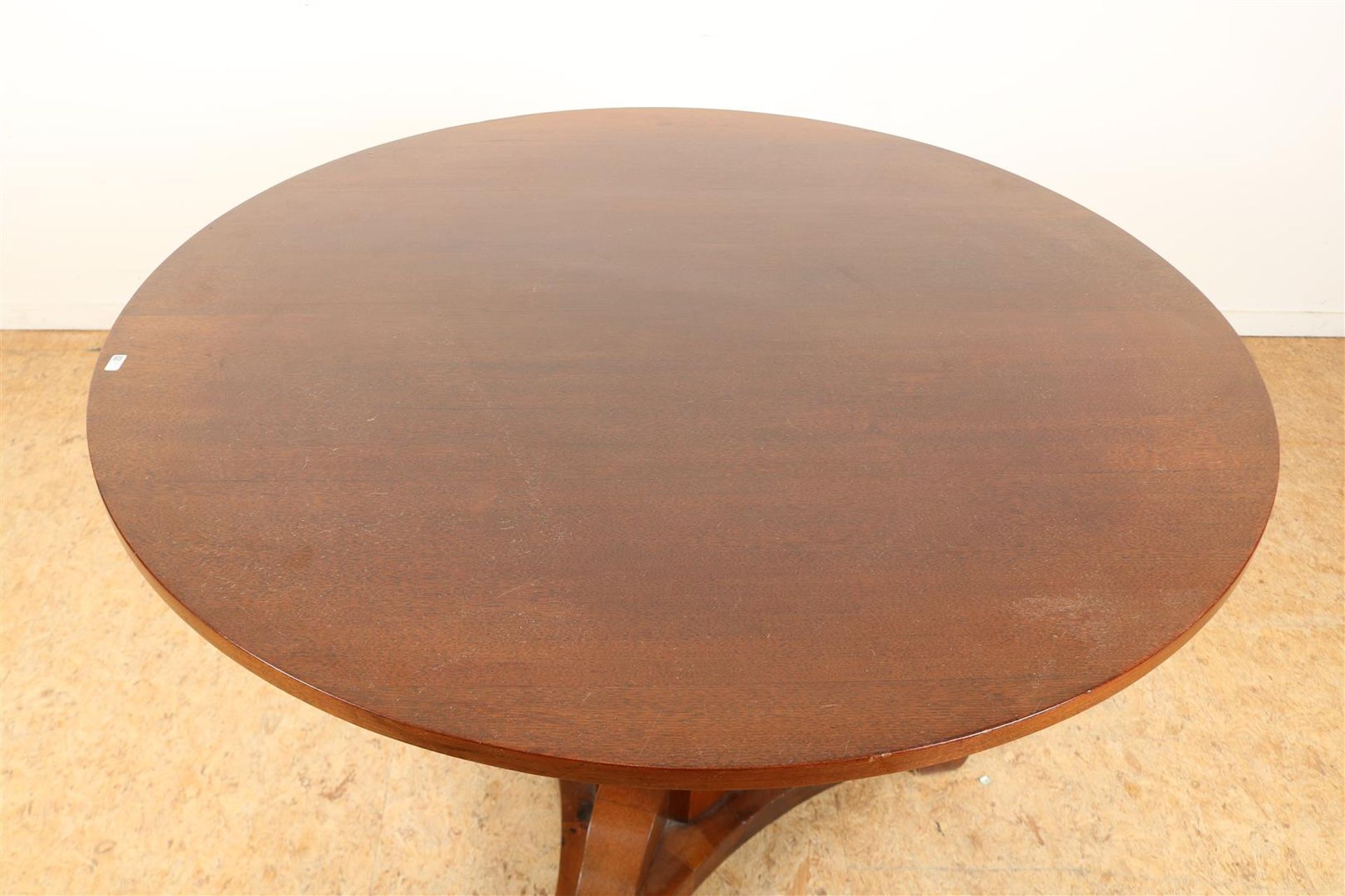 Mahogany Biedermeier table on ball legs, ending in 3-branch, approx. 1830/40, 73 x 107 cm. - Image 2 of 3