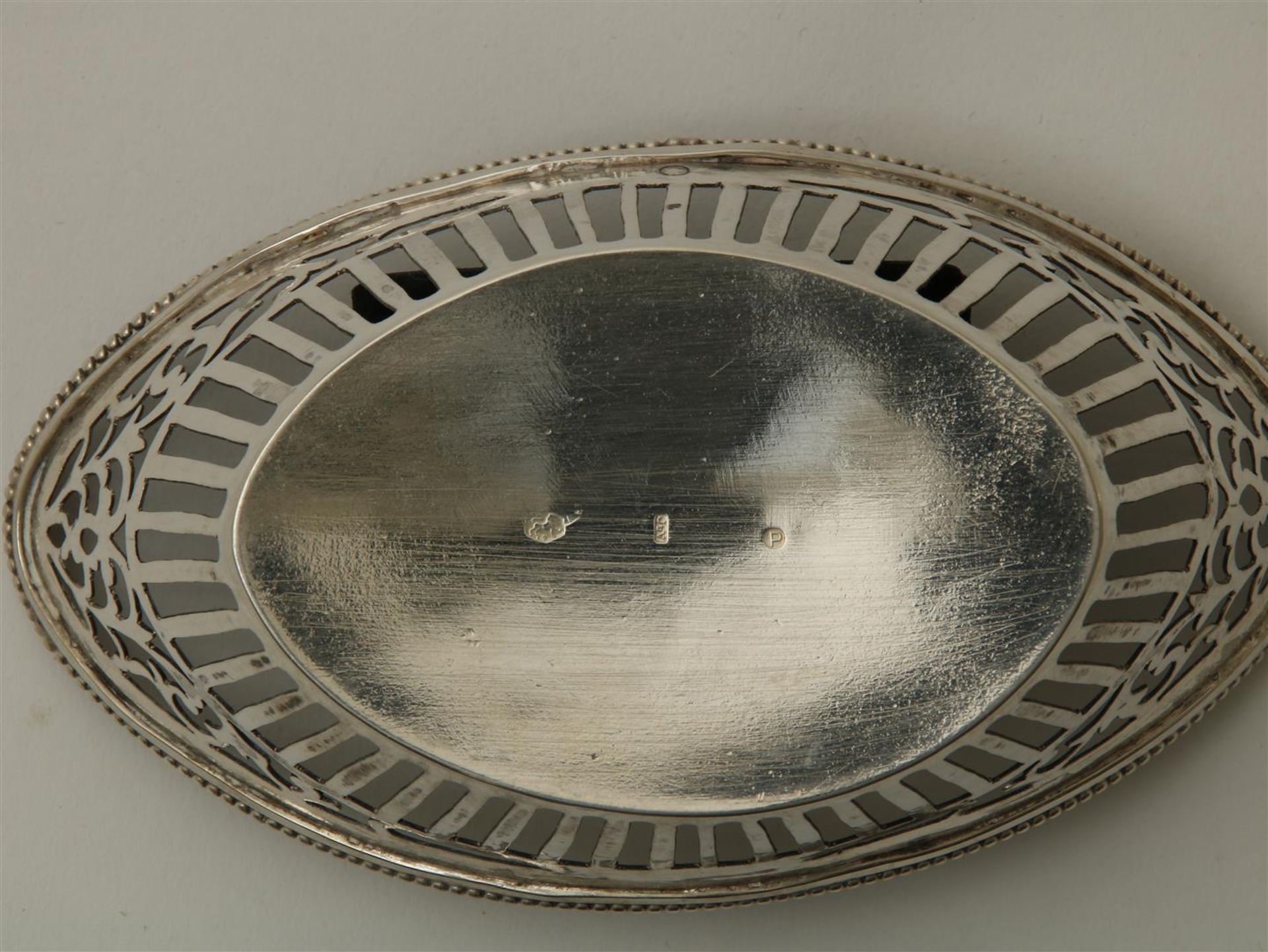 Lot consisting of a silver bread basket, pierced and trimmed with a pearl edge, and a chocolate - Image 4 of 4