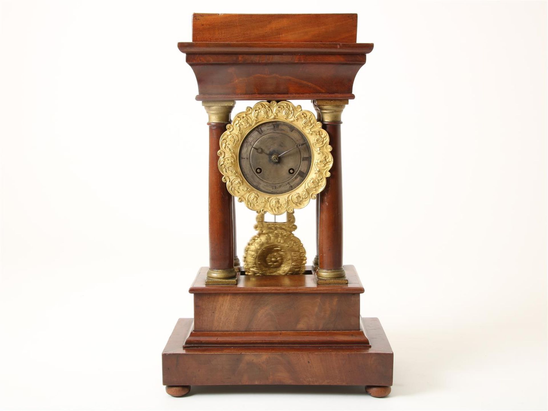 Empire column mantel clock with bronze dial in mahogany case, 19th century, height 41 cm.