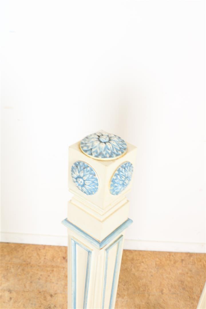 Set of white-painted decorative pillars with carved rosettes, height 100 cm. - Image 4 of 4