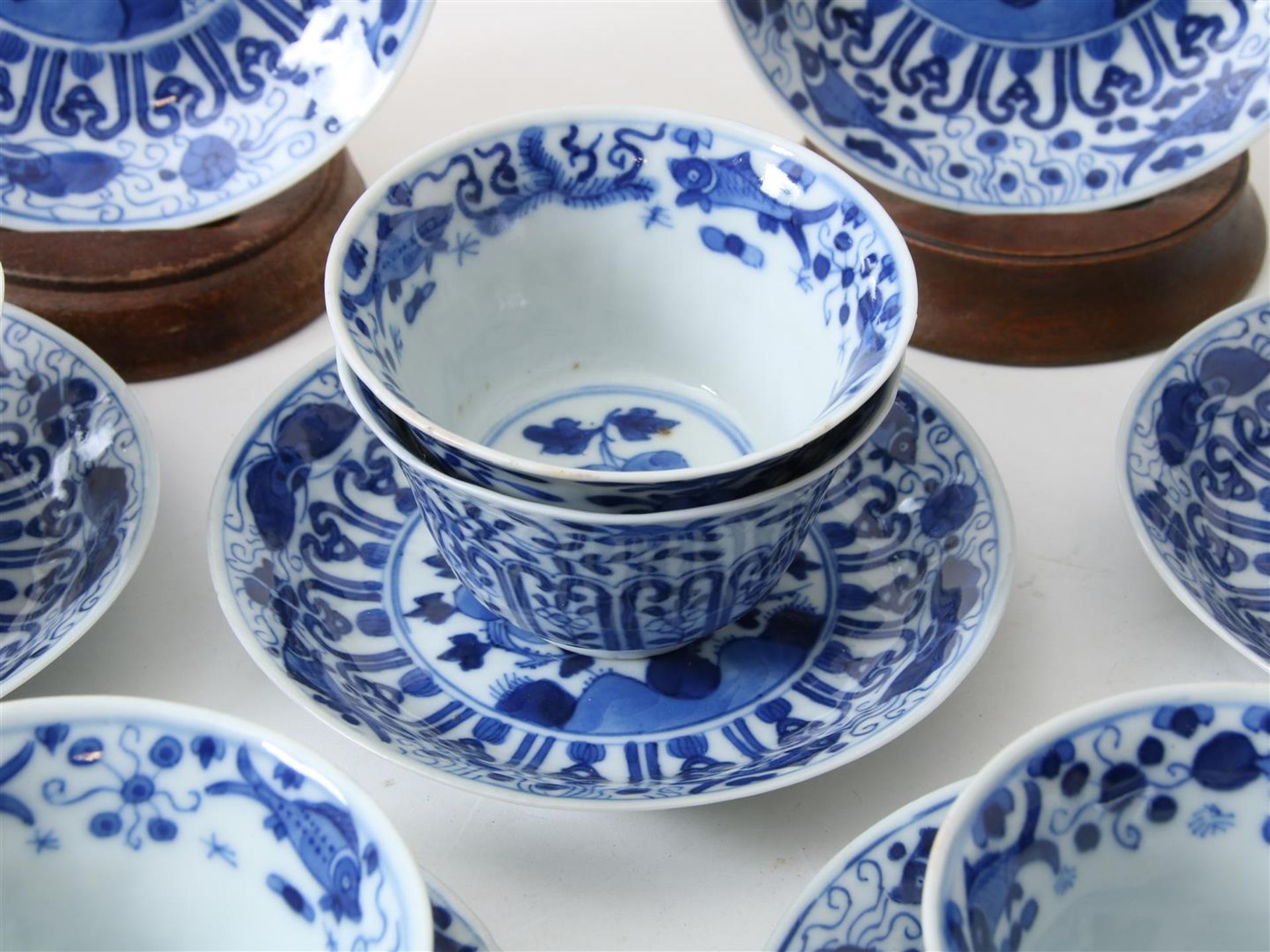 Lot of 12 porcelain cups and 11 saucers decorated in blue with perch and butterfly decor, China - Image 3 of 19