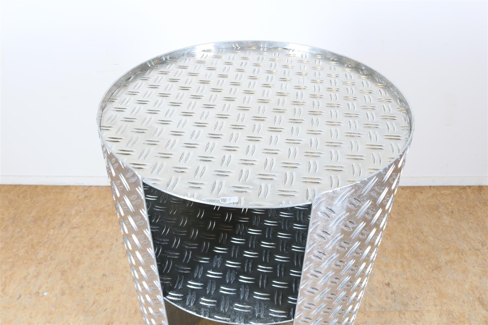 Cylindrical aluminum diamond plate design standing table with shelf, 110 x 57 cm. - Image 4 of 4