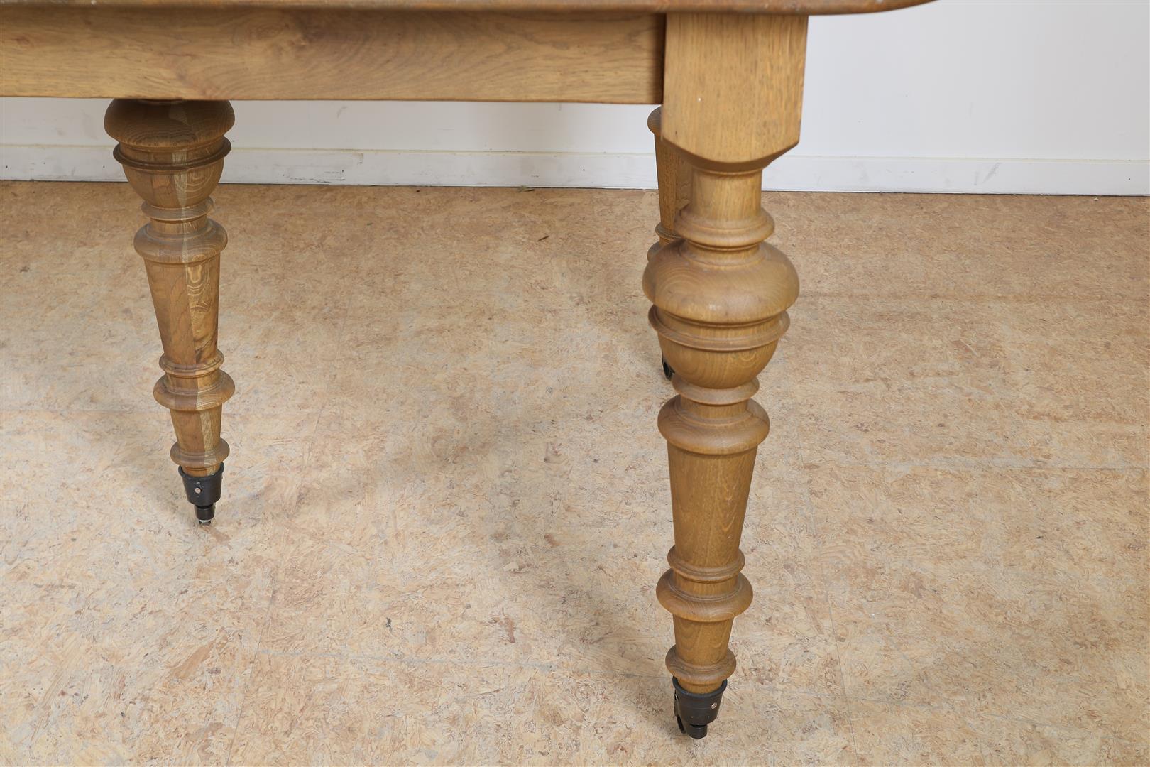 Oak wings table on turned legs ending in brass wheels, 78 x 162 x 98 cm. 2 oak intermediate leaves - Image 3 of 6