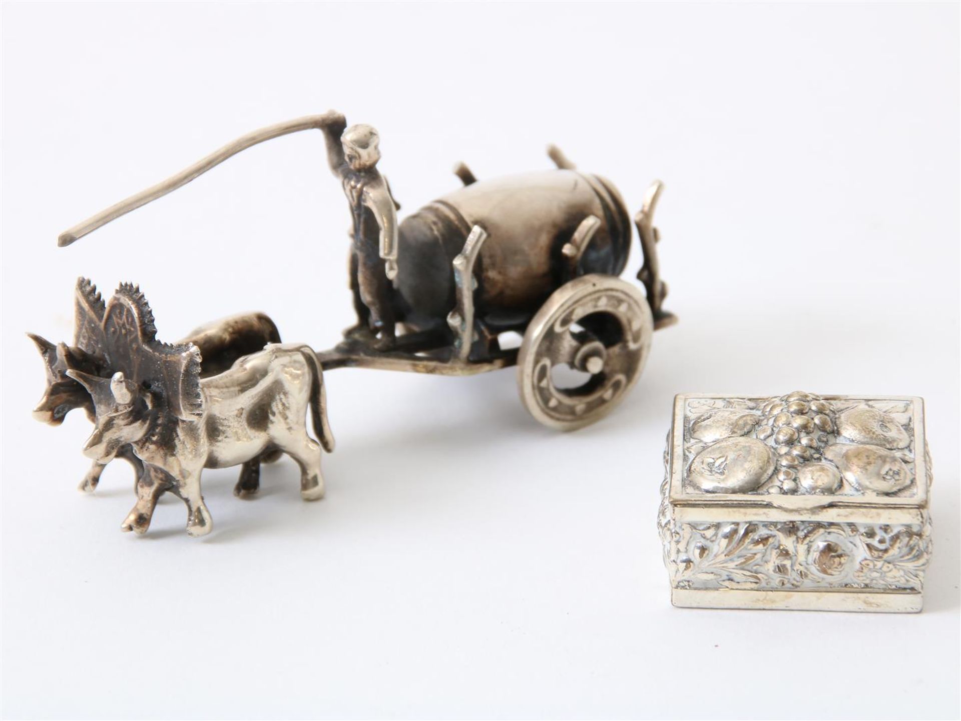 Lot with silver miniature ox cart and lidded box
